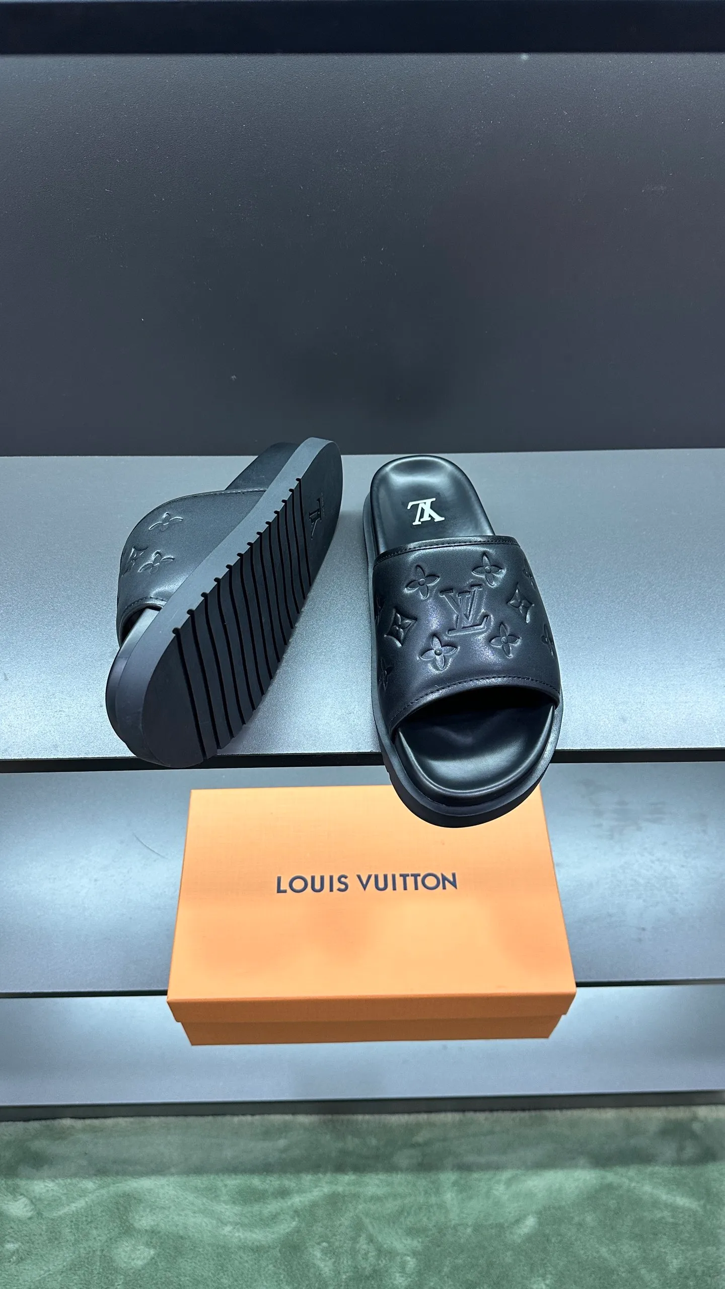 [L Home] P: 300💰Size: 38-45 Top purchasing lv men's summer slippers, classic presbyopia with soft real leather lining, unique color splicing effect, distinctive personality, fashionable and trendy essential style, light and comfortable. Lightweight and tough rubber insole, micro ridged foam outsole, super comfortable!
